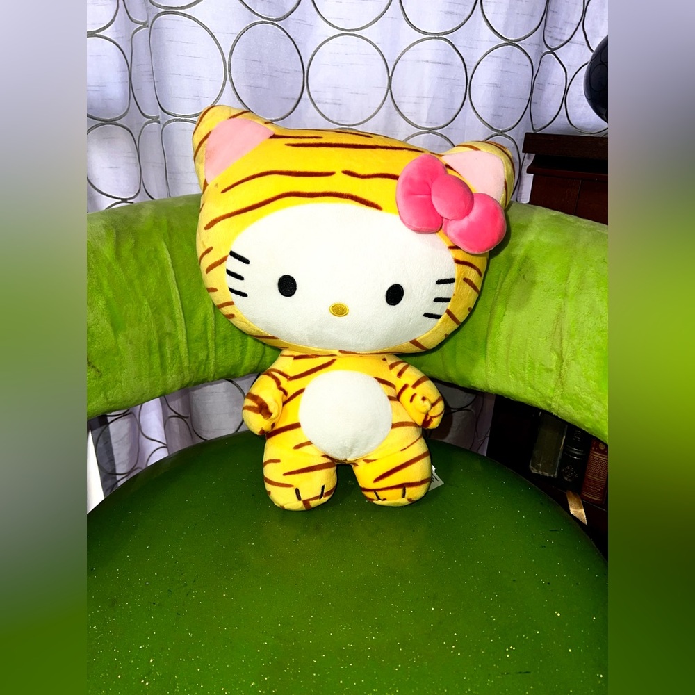 Hello kitty plushie